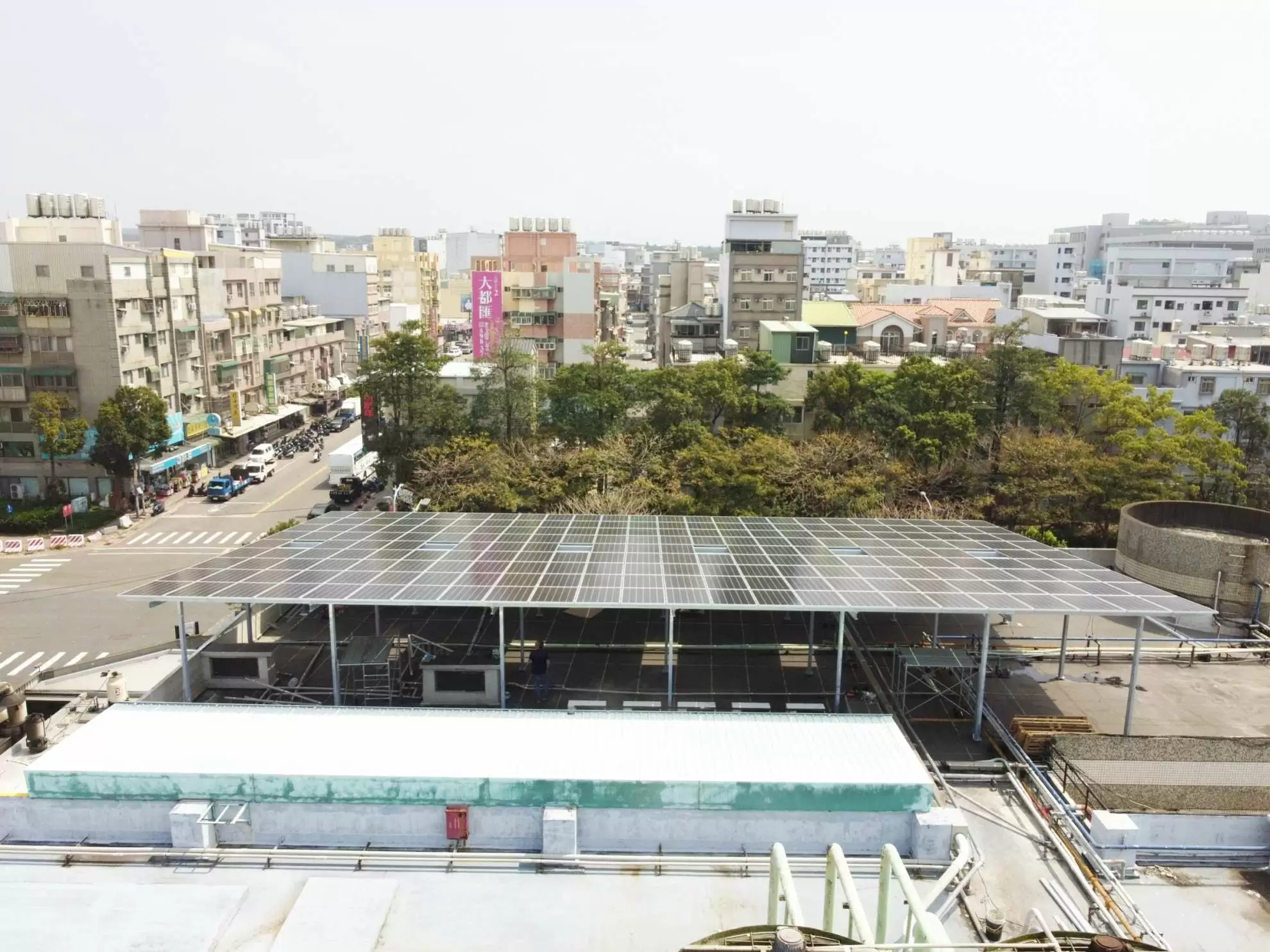 Solar power generation system installed on the roof of FFPC Hsinchu Headquarters Solar power generation system installed on the roof of FFPC Hsinchu Headquarters
